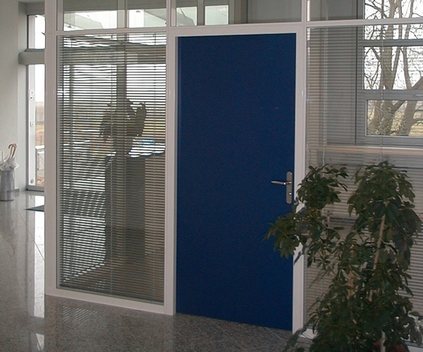 Trennwand aus Glas mit einer blauen Tür