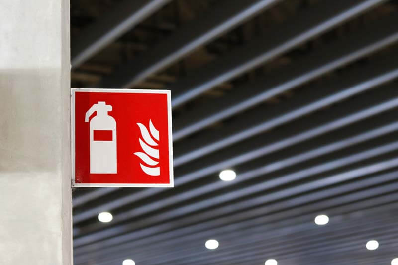 Brandschutz: Schild mit Feuerlöscher