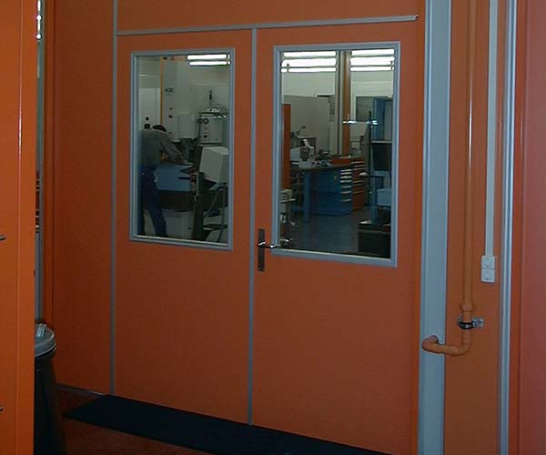 Eine orangene Brandschutztür in der Industrie