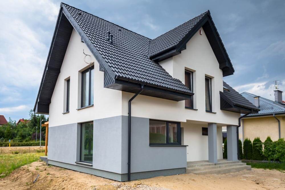 Ein Neubau Haus mit einer Weiss-Grauen Fassadengestaltung