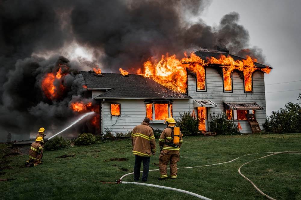 Die Feuerwehr löscht ein brennendes Haus