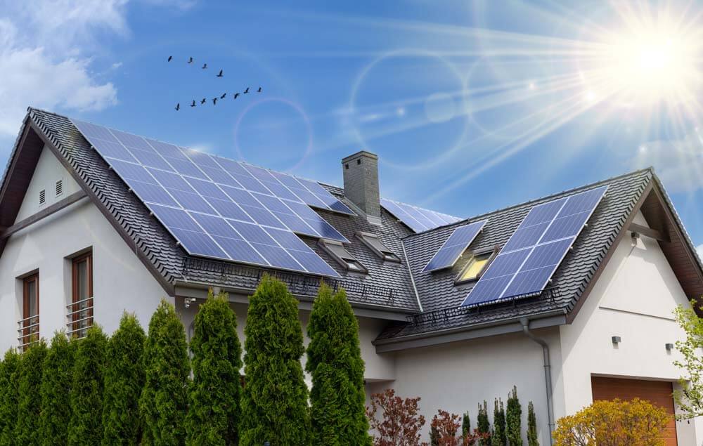 Solarpaneele auf dem Dach eines Hauses